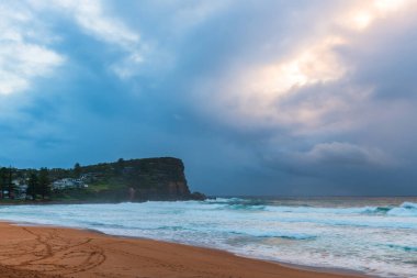 Sydney, NSW ve Avustralya 'nın kuzey sahillerinde Avalon' da yağmur bulutlarıyla sörf yapmak..