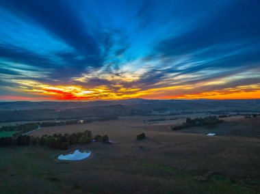 Renkli Gündoğumu NSW, Avustralya 'nın orta batısındaki Blayney' de kırsal alanda bulutlar var..