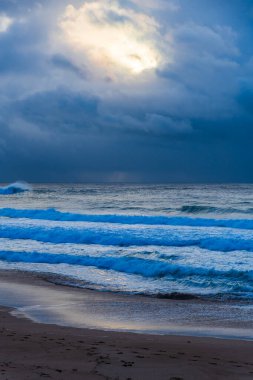 Sydney, NSW ve Avustralya 'nın kuzey sahillerinde Avalon' da yağmur bulutlarıyla sörf yapmak..