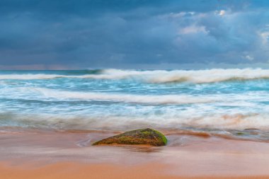 Avustralya, NSW 'nin merkez kıyısındaki Killcare Sahili' nde karamsar gündoğumu deniz manzarası..