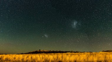 Samanyolu 'nun gece gökyüzü Blayney, Orta Batı, NSW, Avustralya kırsal kesimlerinde yıldızlarla doluydu..