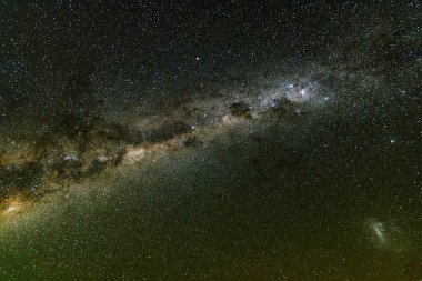 Samanyolu Galaksisi ile karanlık gece gökyüzü Blayney, Orta Batı, NSW, Avustralya 'dan yıldızlarla dolu..