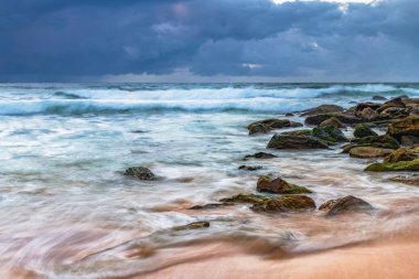 Avustralya, NSW 'nin merkez kıyısındaki Killcare Sahili' nde karamsar gündoğumu deniz manzarası..