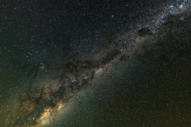 Samanyolu Galaksisi ile karanlık gece gökyüzü Blayney, Orta Batı, NSW, Avustralya 'dan yıldızlarla dolu..