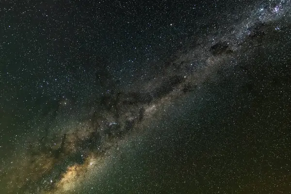 Samanyolu Galaksisi ile karanlık gece gökyüzü Blayney, Orta Batı, NSW, Avustralya 'dan yıldızlarla dolu..