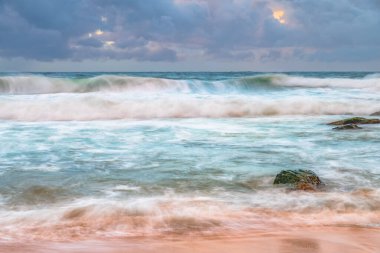 Avustralya, NSW 'nin merkez kıyısındaki Killcare Sahili' nde karamsar gündoğumu deniz manzarası..