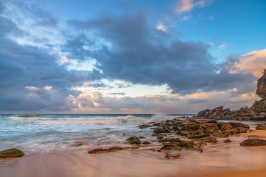 Avustralya, NSW 'nin merkez kıyısındaki Killcare Sahili' nde karamsar gündoğumu deniz manzarası..