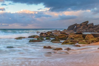 Avustralya, NSW 'nin merkez kıyısındaki Killcare Sahili' nde karamsar gündoğumu deniz manzarası..