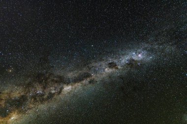 Samanyolu Galaksisi ile karanlık gece gökyüzü Blayney, Orta Batı, NSW, Avustralya 'dan yıldızlarla dolu..