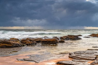 Avustralya, NSW 'nin merkez kıyısındaki Killcare Sahili' nde karamsar gündoğumu deniz manzarası..