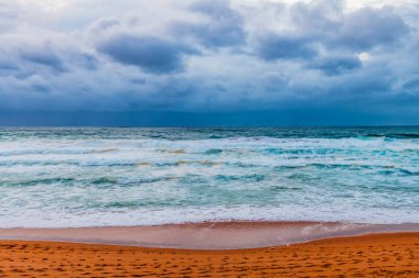 Sydney, NSW ve Avustralya 'nın kuzey sahillerinde Avalon' da yağmur bulutlarıyla sörf yapmak..