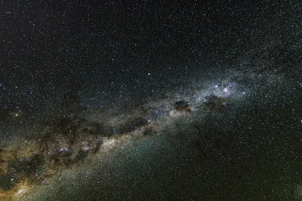 Samanyolu Galaksisi ile karanlık gece gökyüzü Blayney, Orta Batı, NSW, Avustralya 'dan yıldızlarla dolu..
