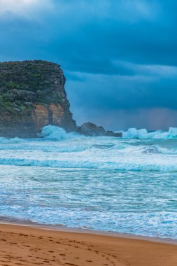 Sydney, NSW ve Avustralya 'nın kuzey sahillerinde Avalon' da yağmur bulutlarıyla sörf yapmak..