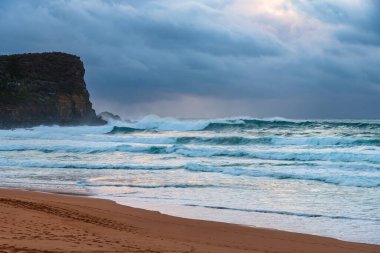 Sydney, NSW ve Avustralya 'nın kuzey sahillerinde Avalon' da yağmur bulutlarıyla sörf yapmak..