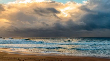 Sydney, NSW ve Avustralya 'nın kuzey sahillerinde Avalon' da yağmur bulutlarıyla sörf yapmak..