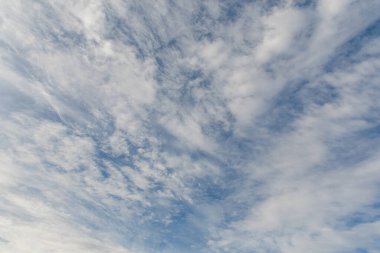Avustralya, NSW 'nin orta batısındaki Blayney üzerinde buz gibi mavi sabah gökyüzünde buz kristallerinden oluşan sirus ve sirroküloz bulutları..