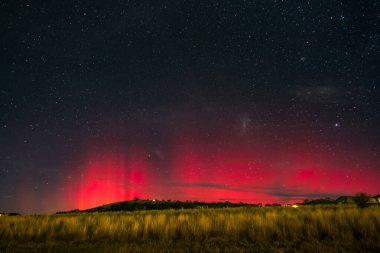 Güney Işıkları - Aurora Australis ve gece gökyüzü Blayney, Orta Batı, NSW, Avustralya 'da yıldızlarla dolu.