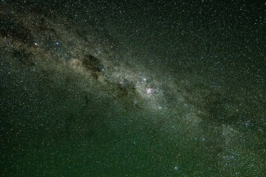 Samanyolu 'nun gece gökyüzü Blayney, Orta Batı, NSW, Avustralya' da yıldızlarla doluydu..