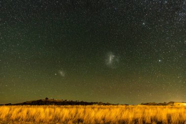 Samanyolu 'nun gece gökyüzü Blayney, Orta Batı, NSW, Avustralya kırsal kesimlerinde yıldızlarla doluydu..