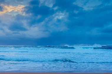 Sydney, NSW ve Avustralya 'nın kuzey sahillerinde Avalon' da yağmur bulutlarıyla sörf yapmak..