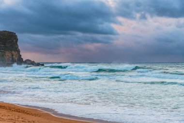 Sydney, NSW ve Avustralya 'nın kuzey sahillerinde Avalon' da yağmur bulutlarıyla sörf yapmak..