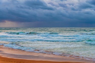 Sydney, NSW ve Avustralya 'nın kuzey sahillerinde Avalon' da yağmur bulutlarıyla sörf yapmak..