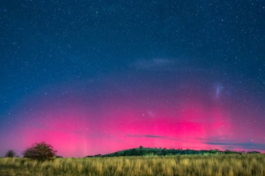 Güney Işıkları - Aurora Australis ve gece gökyüzü Blayney, Orta Batı, NSW, Avustralya 'da yıldızlarla dolu.