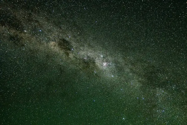 Samanyolu 'nun gece gökyüzü Blayney, Orta Batı, NSW, Avustralya' da yıldızlarla doluydu..