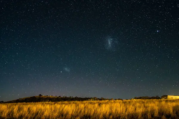 Samanyolu 'nun gece gökyüzü Blayney, Orta Batı, NSW, Avustralya' da yıldızlarla doluydu..