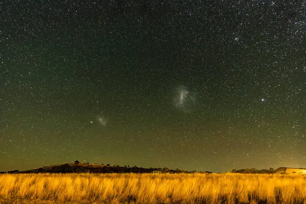 Samanyolu 'nun gece gökyüzü Blayney, Orta Batı, NSW, Avustralya kırsal kesimlerinde yıldızlarla doluydu..