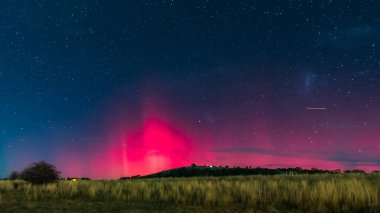 Güney Işıkları - Aurora Australis ve gece gökyüzü Blayney, Orta Batı, NSW, Avustralya 'da yıldızlarla dolu.