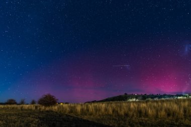 Güney Işıkları - Aurora Australis ve gece gökyüzü Blayney, Orta Batı, NSW, Avustralya 'da yıldızlarla dolu.