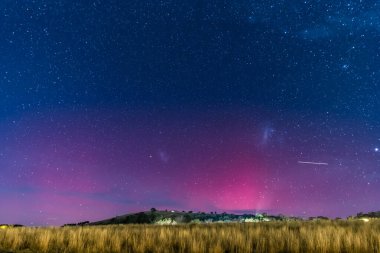 Güney Işıkları - Aurora Australis ve gece gökyüzü Blayney, Orta Batı, NSW, Avustralya 'da yıldızlarla dolu.