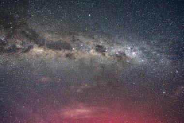 Güney Işıkları - Aurora Australis ve Samanyolu gece gökyüzü Blayney, Orta Batı, NSW, Avustralya 'da yıldızlarla doldu.