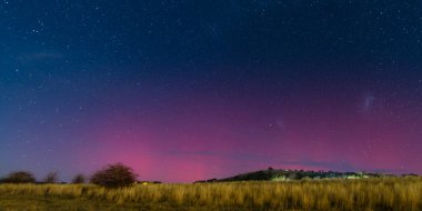 Güney Işıkları - Aurora Australis ve gece gökyüzü Blayney, Orta Batı, NSW, Avustralya 'da yıldızlarla dolu.