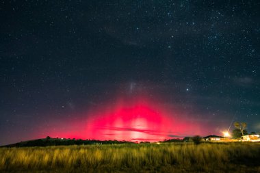 Güney Işıkları - Aurora Australis ve gece gökyüzü Blayney, Orta Batı, NSW, Avustralya 'da yıldızlarla dolu.
