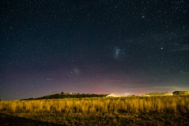 Güney Işıkları - Aurora Australis ve gece gökyüzü Blayney, Orta Batı, NSW, Avustralya 'da yıldızlarla dolu.