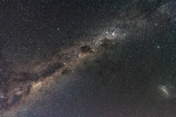 Samanyolu 'nun gece gökyüzü Blayney, Orta Batı, NSW, Avustralya' da yıldızlarla doluydu..