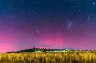 Güney Işıkları - Aurora Australis ve gece gökyüzü Blayney, Orta Batı, NSW, Avustralya 'da yıldızlarla dolu.