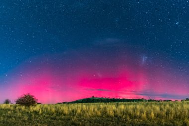 Güney Işıkları - Aurora Australis ve gece gökyüzü Blayney, Orta Batı, NSW, Avustralya 'da yıldızlarla dolu.