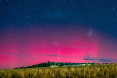 Güney Işıkları - Aurora Australis ve gece gökyüzü Blayney, Orta Batı, NSW, Avustralya 'da yıldızlarla dolu.