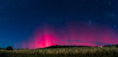 Güney Işıkları - Aurora Australis ve gece gökyüzü Blayney, Orta Batı, NSW, Avustralya 'da yıldızlarla dolu.