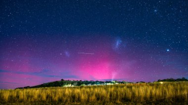 Güney Işıkları - Aurora Australis ve gece gökyüzü Blayney, Orta Batı, NSW, Avustralya 'da yıldızlarla dolu.