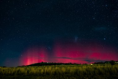 Güney Işıkları - Aurora Australis ve gece gökyüzü Blayney, Orta Batı, NSW, Avustralya 'da yıldızlarla dolu.