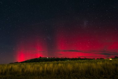 Güney Işıkları - Aurora Australis ve gece gökyüzü Blayney, Orta Batı, NSW, Avustralya 'da yıldızlarla dolu.