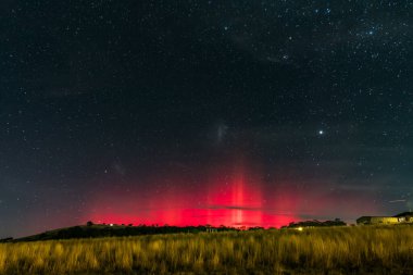 Güney Işıkları - Aurora Australis ve gece gökyüzü Blayney, Orta Batı, NSW, Avustralya 'da yıldızlarla dolu.