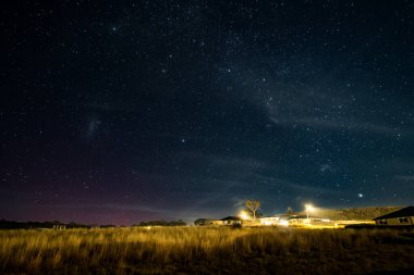 Güney Işıkları - Aurora Australis ve gece gökyüzü Blayney, Orta Batı, NSW, Avustralya 'da yıldızlarla dolu.