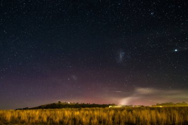 Güney Işıkları - Aurora Australis ve gece gökyüzü Blayney, Orta Batı, NSW, Avustralya 'da yıldızlarla dolu.