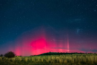 Güney Işıkları - Aurora Australis ve gece gökyüzü Blayney, Orta Batı, NSW, Avustralya 'da yıldızlarla dolu.