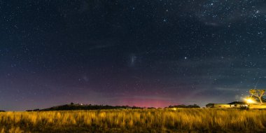 Güney Işıkları - Aurora Australis ve gece gökyüzü Blayney, Orta Batı, NSW, Avustralya 'da yıldızlarla dolu.